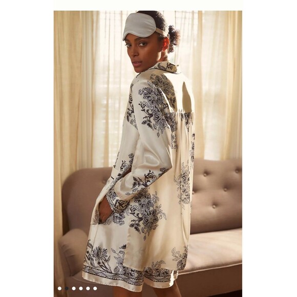 ANTHROPOLOGIE Printed Satin Pajama Set Top And Shorts M/L Cream Navy Blue NEW - Picture 6 of 16